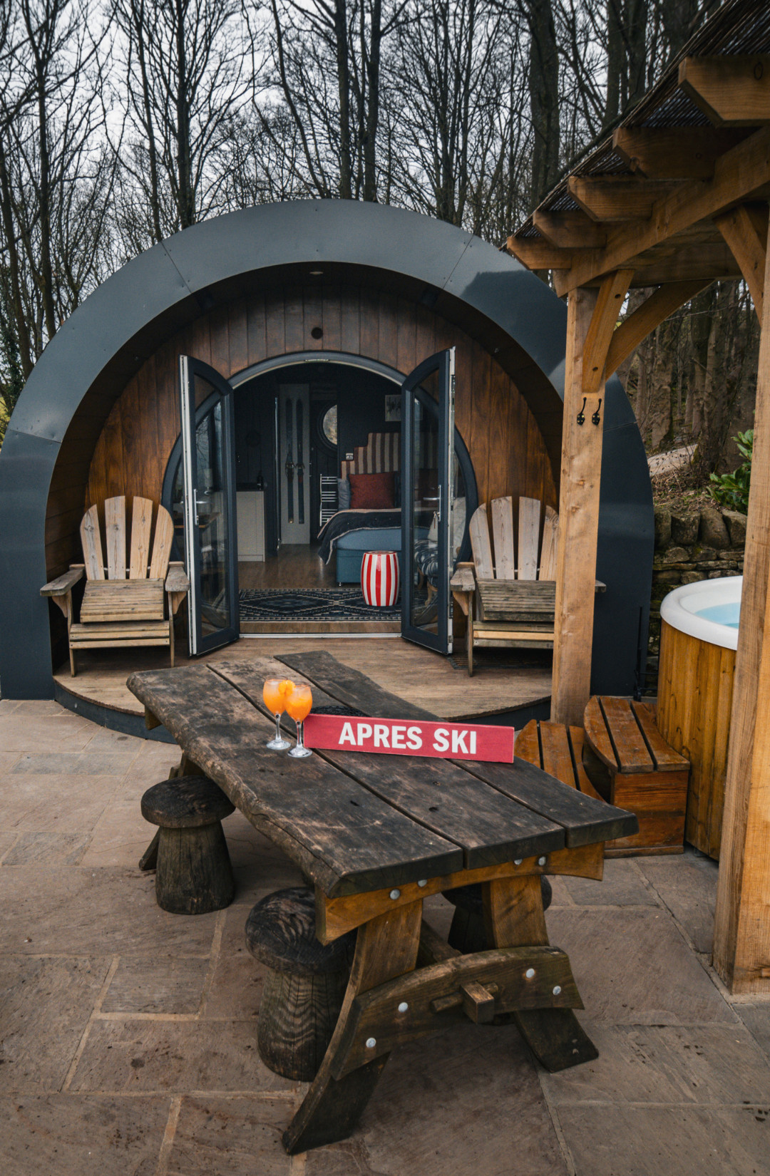 Step outside the Swiss Ski Station Pod to enjoy a gondola chair, relaxing in the wood-fired hot tub, and unwinding at the après-ski bar with stunning countryside views.