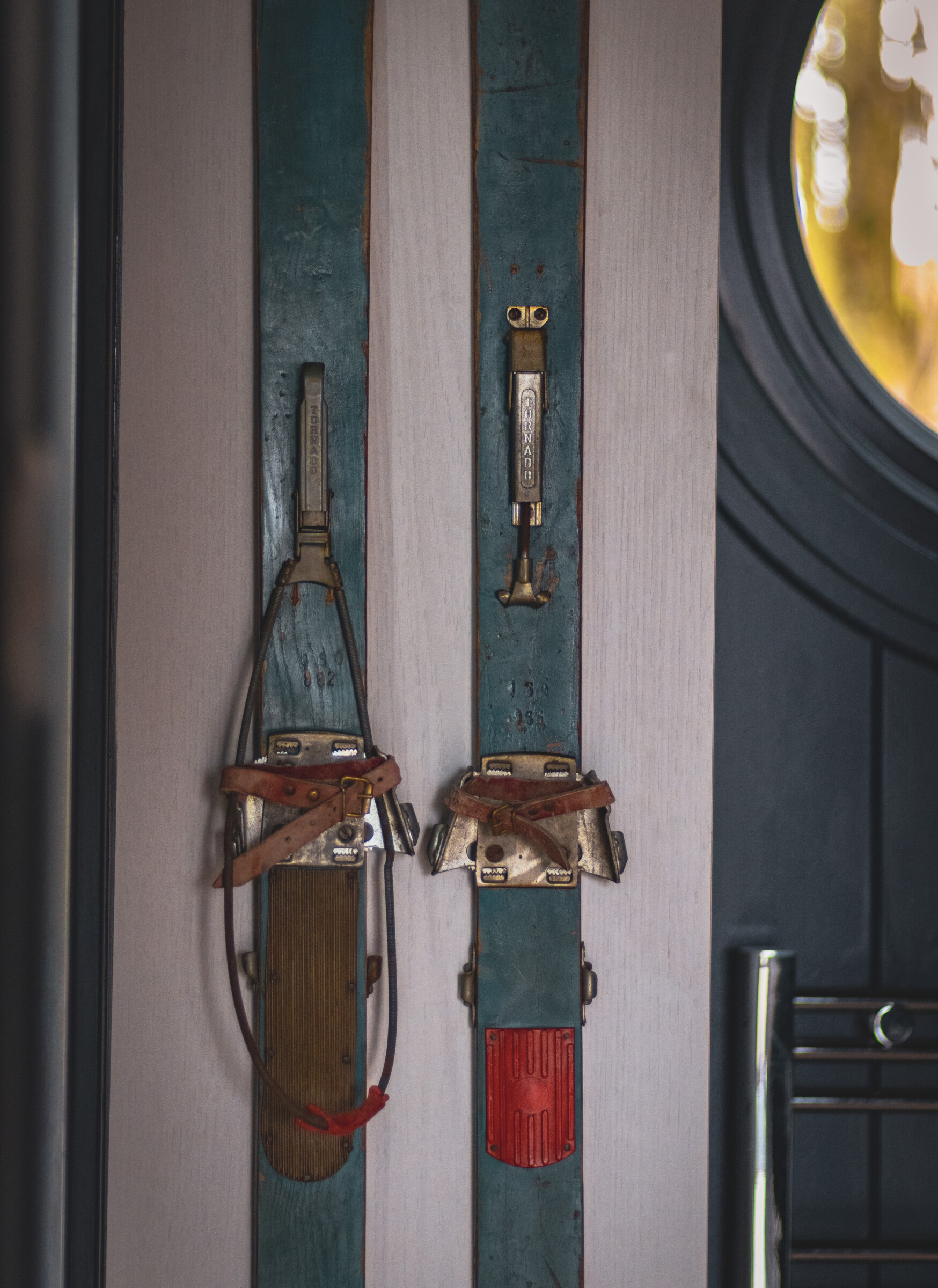 Vintage skis mounted on the wall, adding alpine charm and ski vibes to the Swiss Ski Station Pod.
